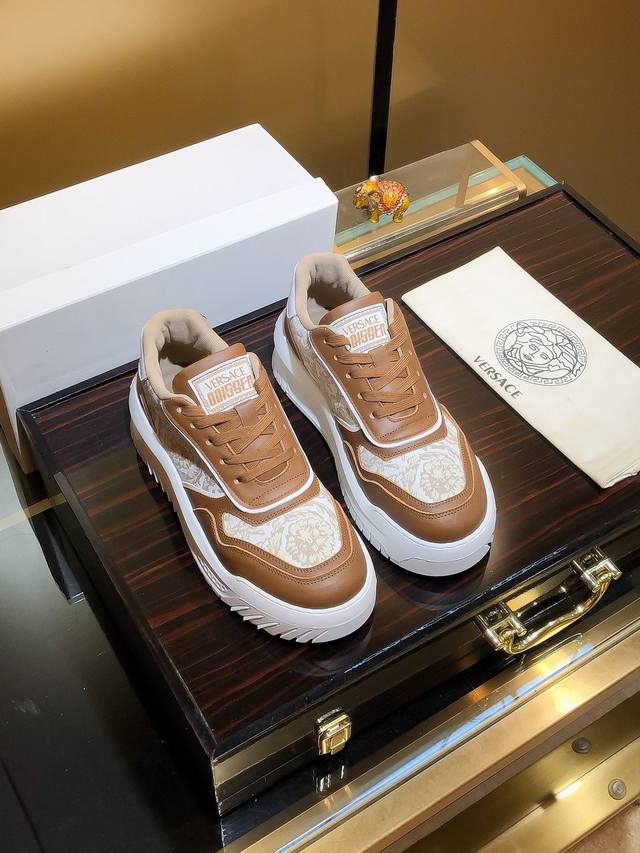 商品名称：Versace 范思哲 正规码数: 38-44 休闲鞋 商品材料：精选 牛皮鞋面，柔软羊皮内里；原厂大底。